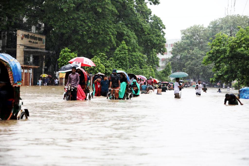 রাজধানীতে জলাবদ্ধতায় যানজট, যে বার্তা দিল ট্রাফিক বিভাগ