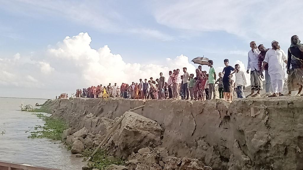  ৩ গ্রামের ৫ হাজার বাড়ি ভাঙনের মুখে, রোধের দাবিতে মানববন্ধন