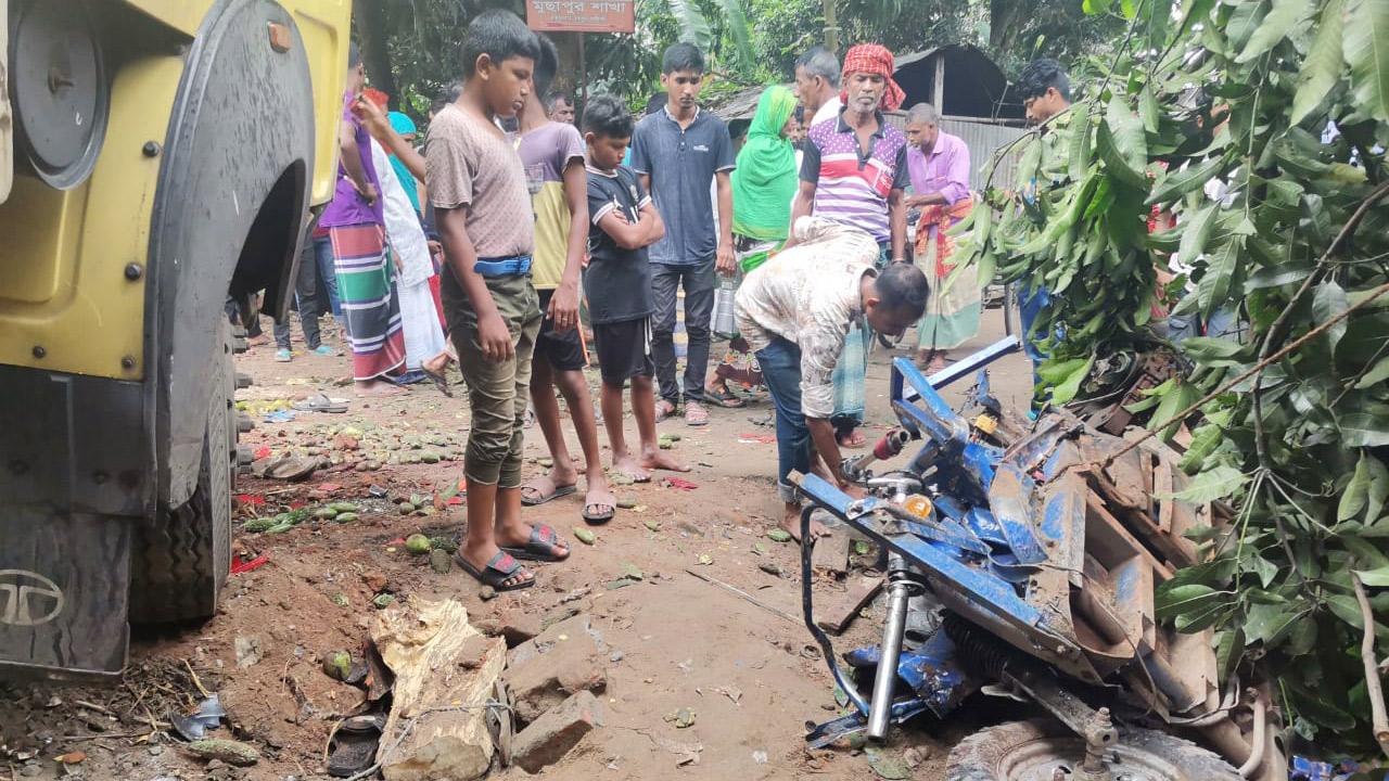 নরসিংদীতে নিয়ন্ত্রণ হারানো কাভার্ডভ্যান চাপায় ৫ জনের মৃত্যু