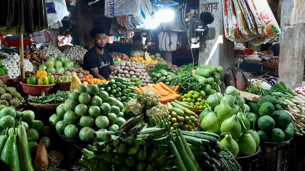 বাজারে চালের দাম চড়া, স্বস্তি সবজিতে