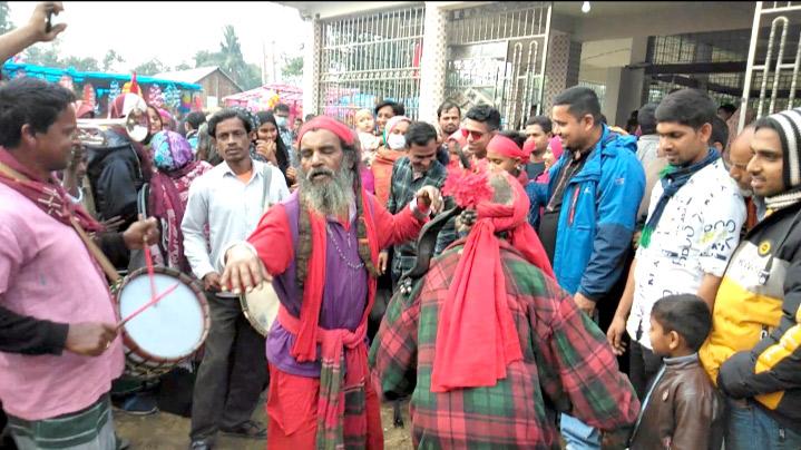 নিষেধাজ্ঞা ও স্বাস্থ্যবিধি উপেক্ষা করে মেলা