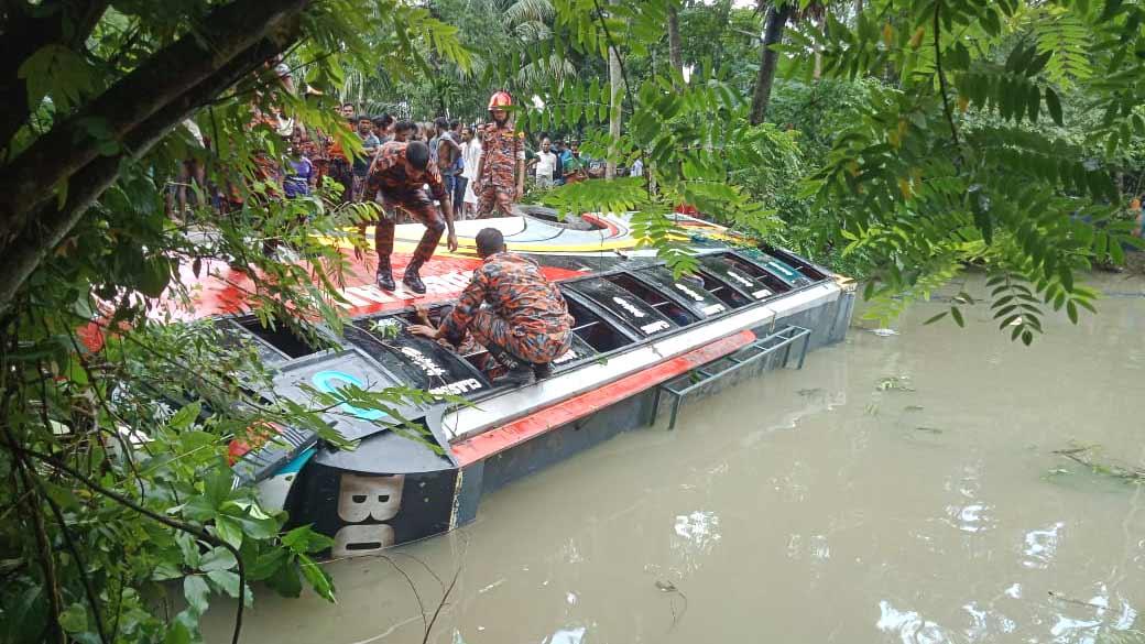 ঝালকাঠিতে নিয়ন্ত্রণ হারিয়ে বাস খাদে, আহত ১২ 