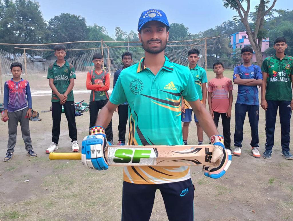 অজপাড়াগাঁয়ে ক্রিকেটার তৈরির কারখানা গড়েছেন এই তরুণ