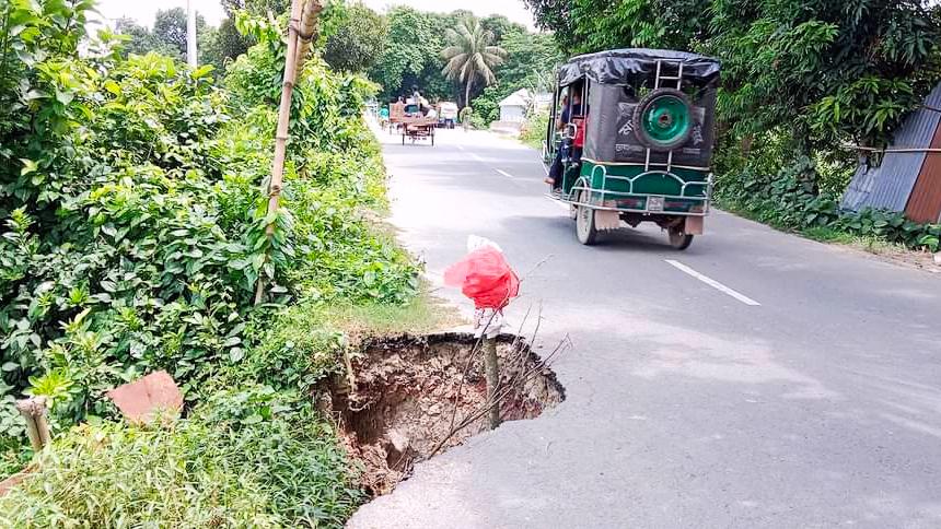 মহম্মদপুরে সড়কে ধস, ঈদের আগে সংস্কারের দাবি