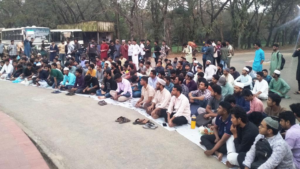 শাবিপ্রবিতে ‘গণ ইফতার’ করে শিক্ষার্থীদের নিরব প্রতিবাদ 