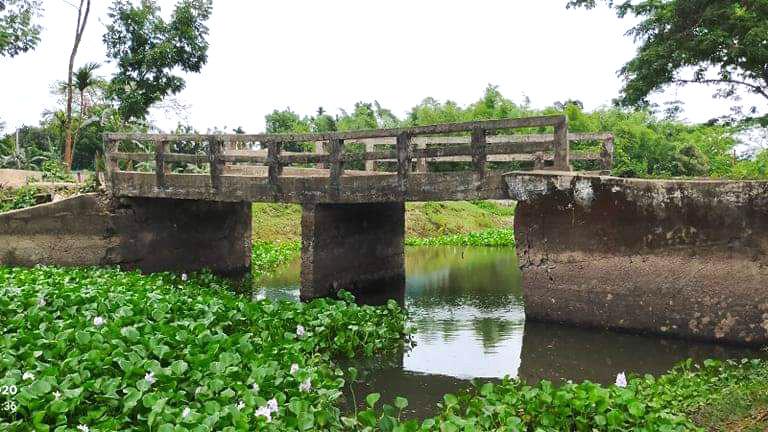 গৌরীপুরে এক পাশ ধসে যাওয়া সেতুতেই চলাচল