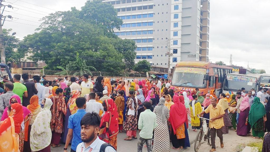 গাজীপুরে বকেয়া বেতন পরিশোধের দাবিতে শ্রমিকদের বিক্ষোভ, সড়ক অবরোধ