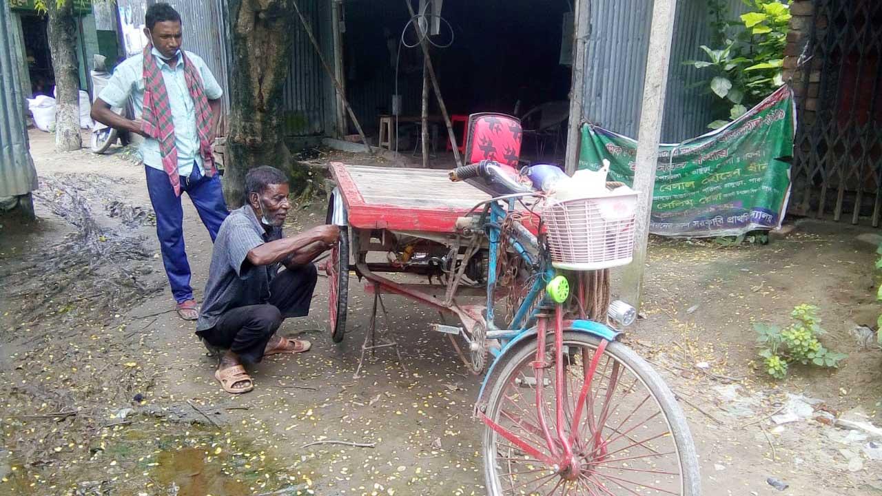 ৪৯ বছরে তিন পুরুষের সাইকেল-ভ্যান মেরামত করছেন ‘কাশেম মেকার’