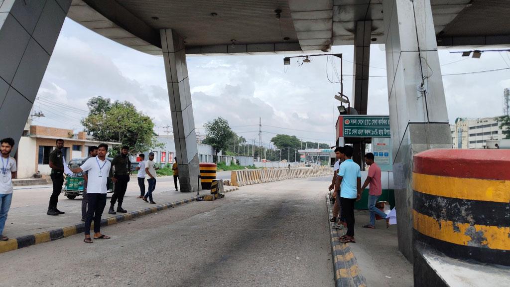 অরক্ষিত মেঘনা সেতুর টোলপ্লাজার দায়িত্ব পালন করছেন শিক্ষার্থীরা