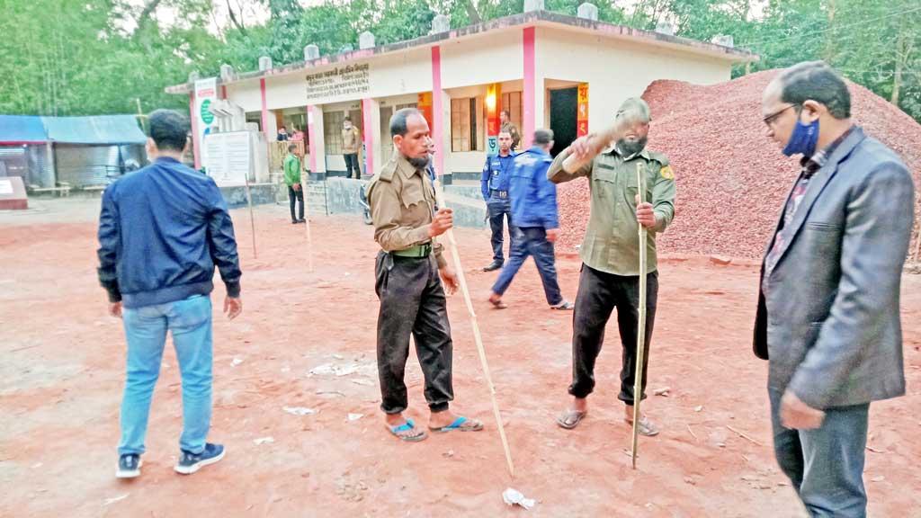 প্রস্তুত ভোটকেন্দ্র, পাঠানো হলো নির্বাচনী সরঞ্জাম