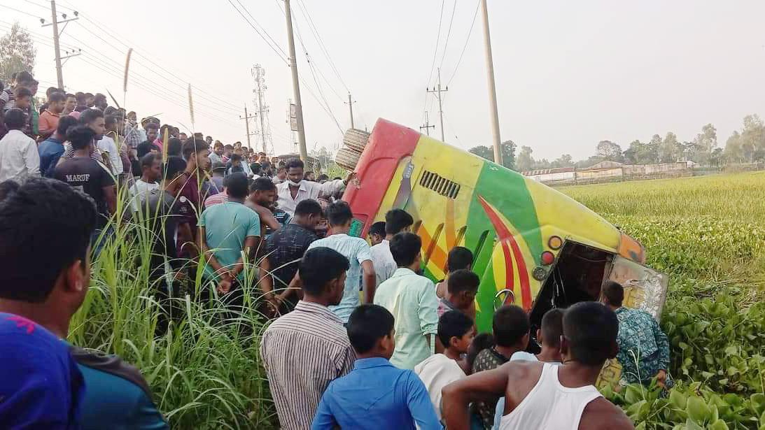 সৈয়দপুরে বাস খাদে পড়ে নিহত ২, আহত ৩০ 