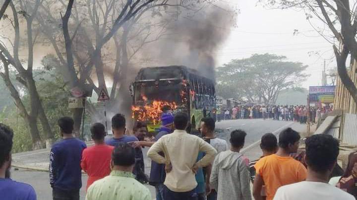 ভাঙ্গায় বাস ও মোটরসাইকেলের মুখোমুখি সংঘর্ষ, বাবা-মেয়েসহ নিহত ৩ 