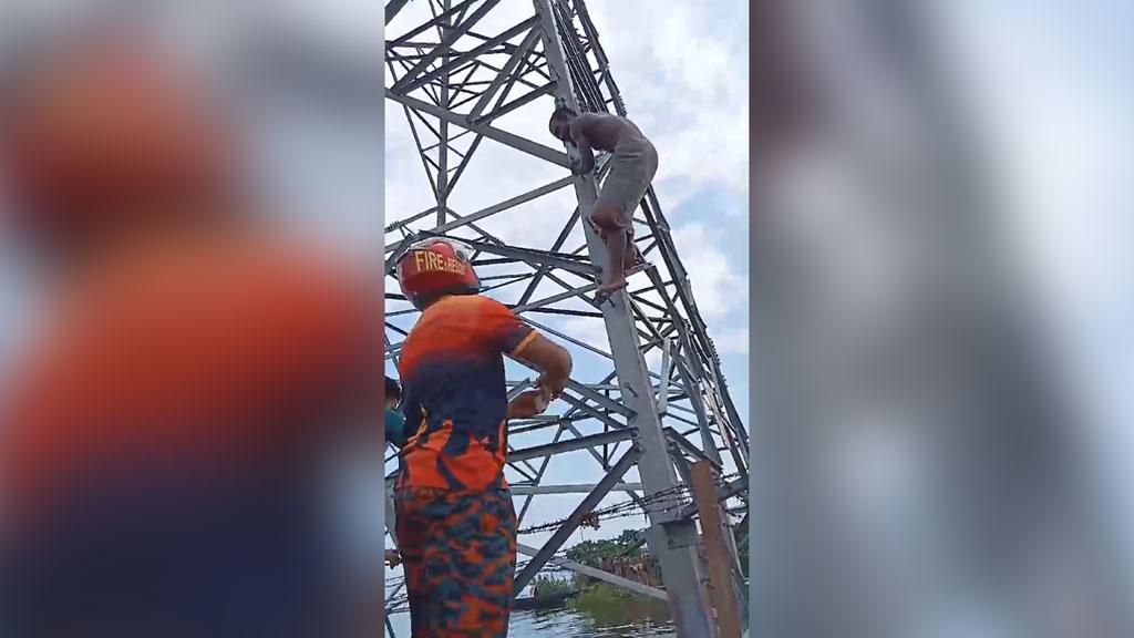 বৈদ্যুতিক টাওয়ারে ওঠা যুবককে উদ্ধার, ৩ ঘণ্টা পর চালু বিদ্যুৎ-সংযোগ 