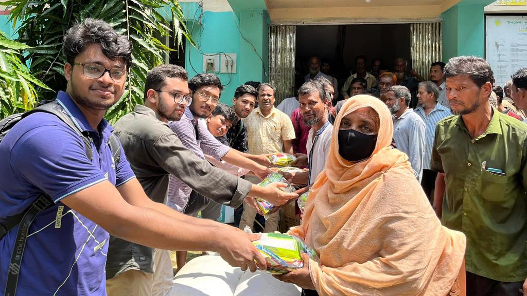 বন্যায় ক্ষতিগ্রস্ত কৃষকদের পাশে ব্র্যাক ইউনিভার্সিটির শিক্ষার্থীরা