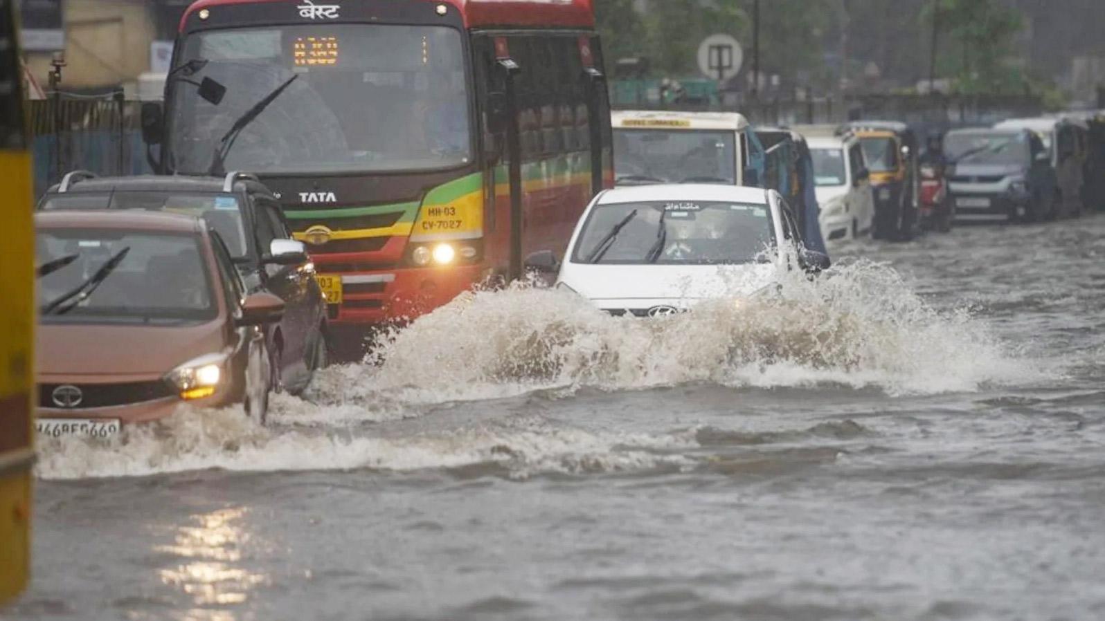 মুম্বাইসহ কয়েকটি এলাকায় রেড অ্যালার্ট জারি