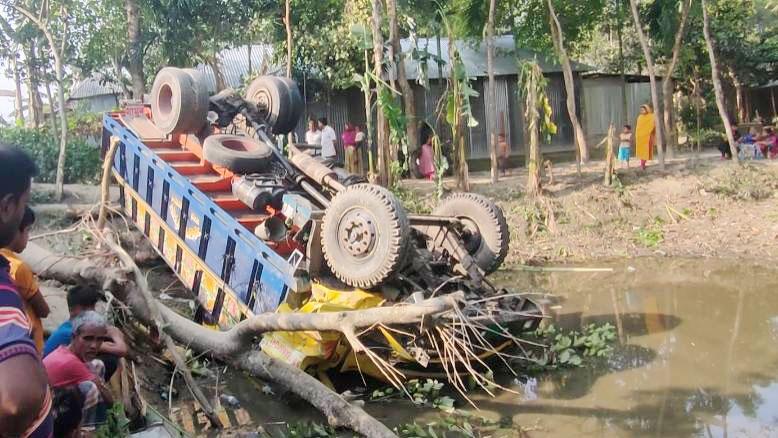 গাইবান্ধায় নিয়ন্ত্রণ হারিয়ে ট্রাক খাদে, চালক নিহত