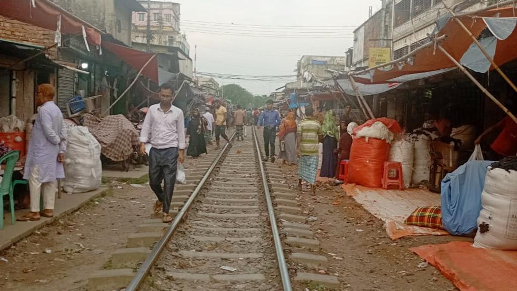 রেললাইনের ওপর বাজার ঘাটে ঘাটে চাঁদাবাজি