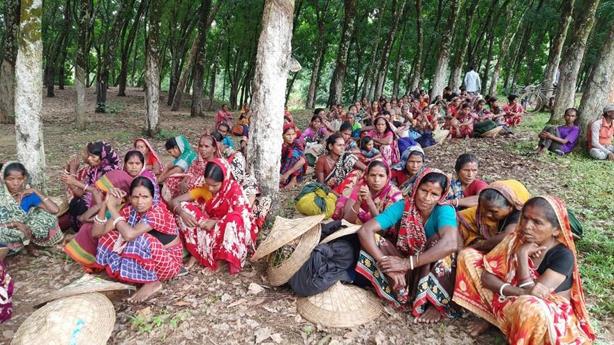 মজুরি বৃদ্ধির দাবিতে চা শ্রমিকদের কর্মবিরতি