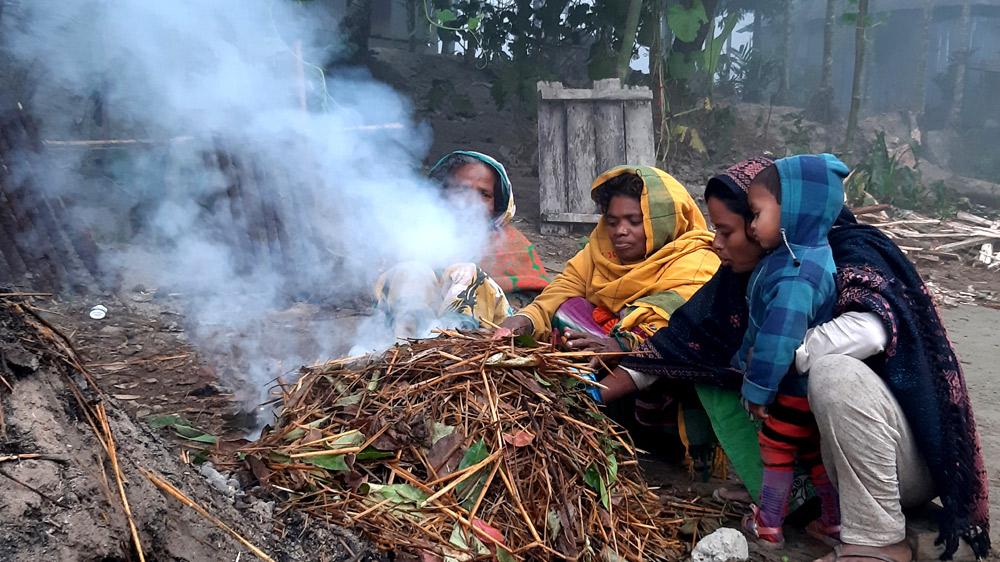 শীতে খেটে খাওয়া মানুষের দুর্ভোগ