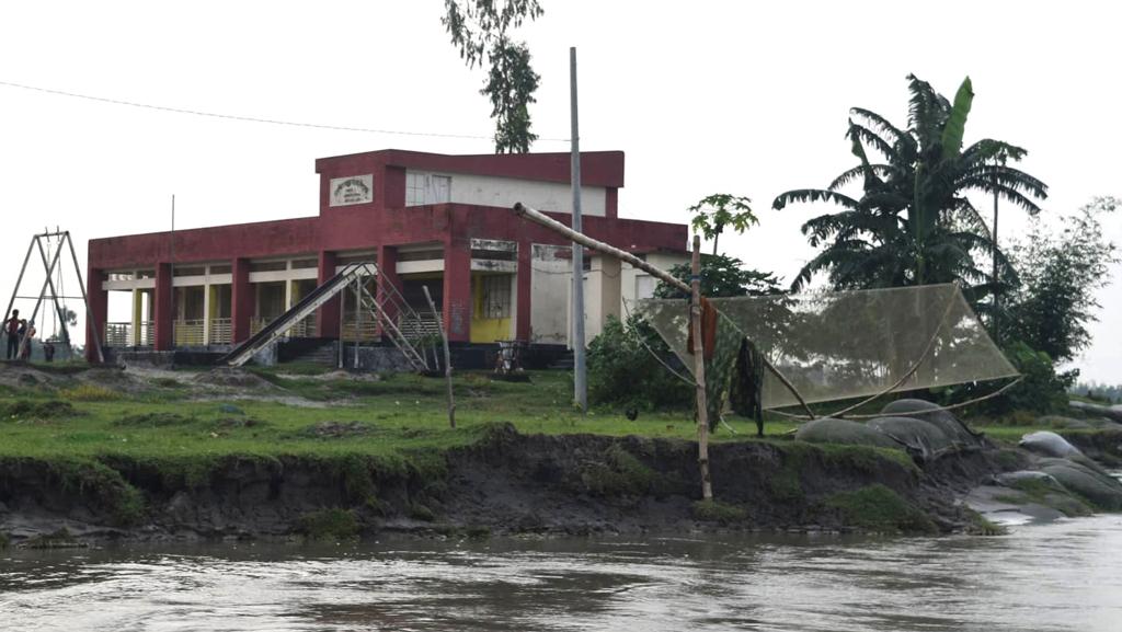 ‘তোমরা হামার স্কুলটা বাঁচান’