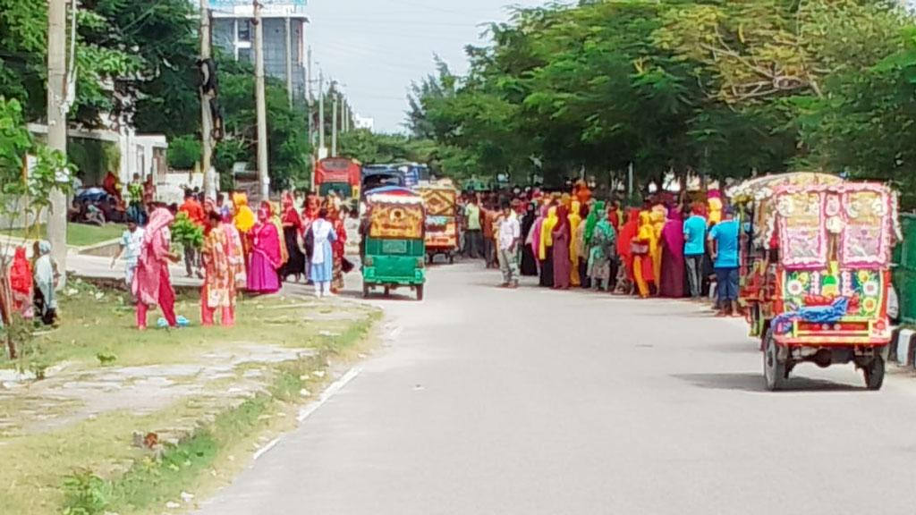 বকেয়া বেতনের দাবিতে বিজিএমইএর সামনে শ্রমিকদের অবস্থান