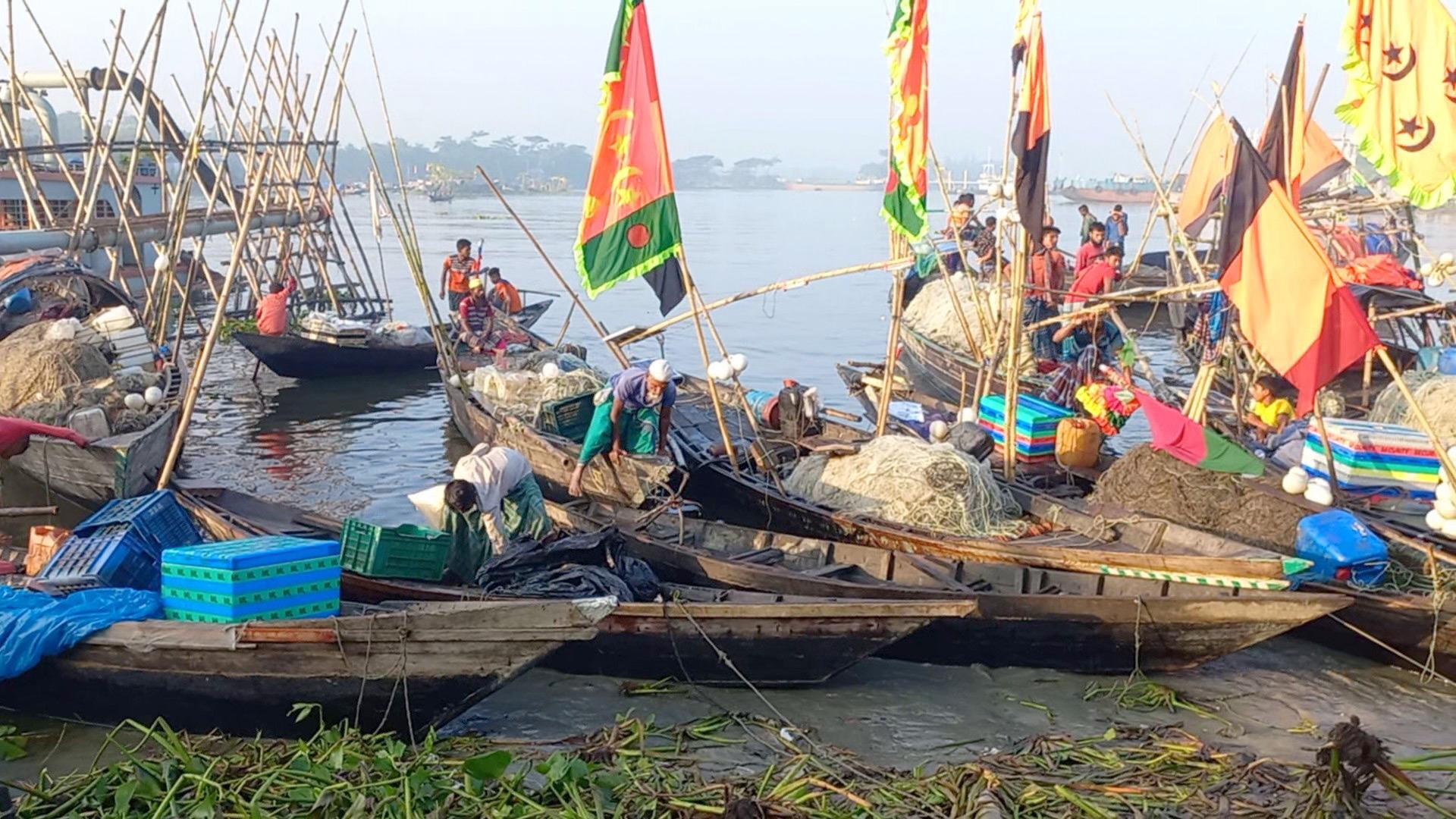 ঝাঁকে ঝাঁকে রূপালি ইলিশ, জেলেদের মুখে হাসির ঝিলিক