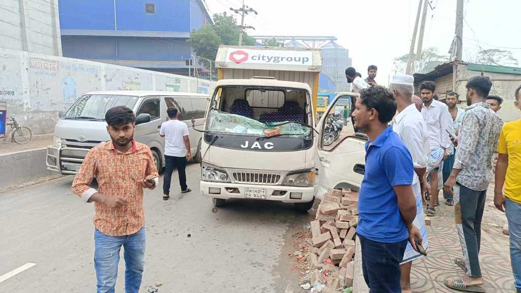 বোনাসের বদলে একটি করে টি-শার্ট, শ্রমিকদের কারখানা ভাঙচুর