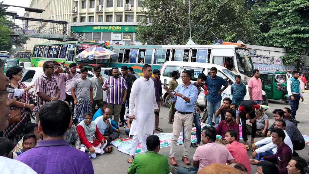 কুমিল্লায় ঐক্য পরিষদের মিছিলে হামলা, ৪৮ ঘণ্টার আলটিমেটাম দিয়ে শাহবাগ ছাড়লেন রানা দাশগুপ্তরা