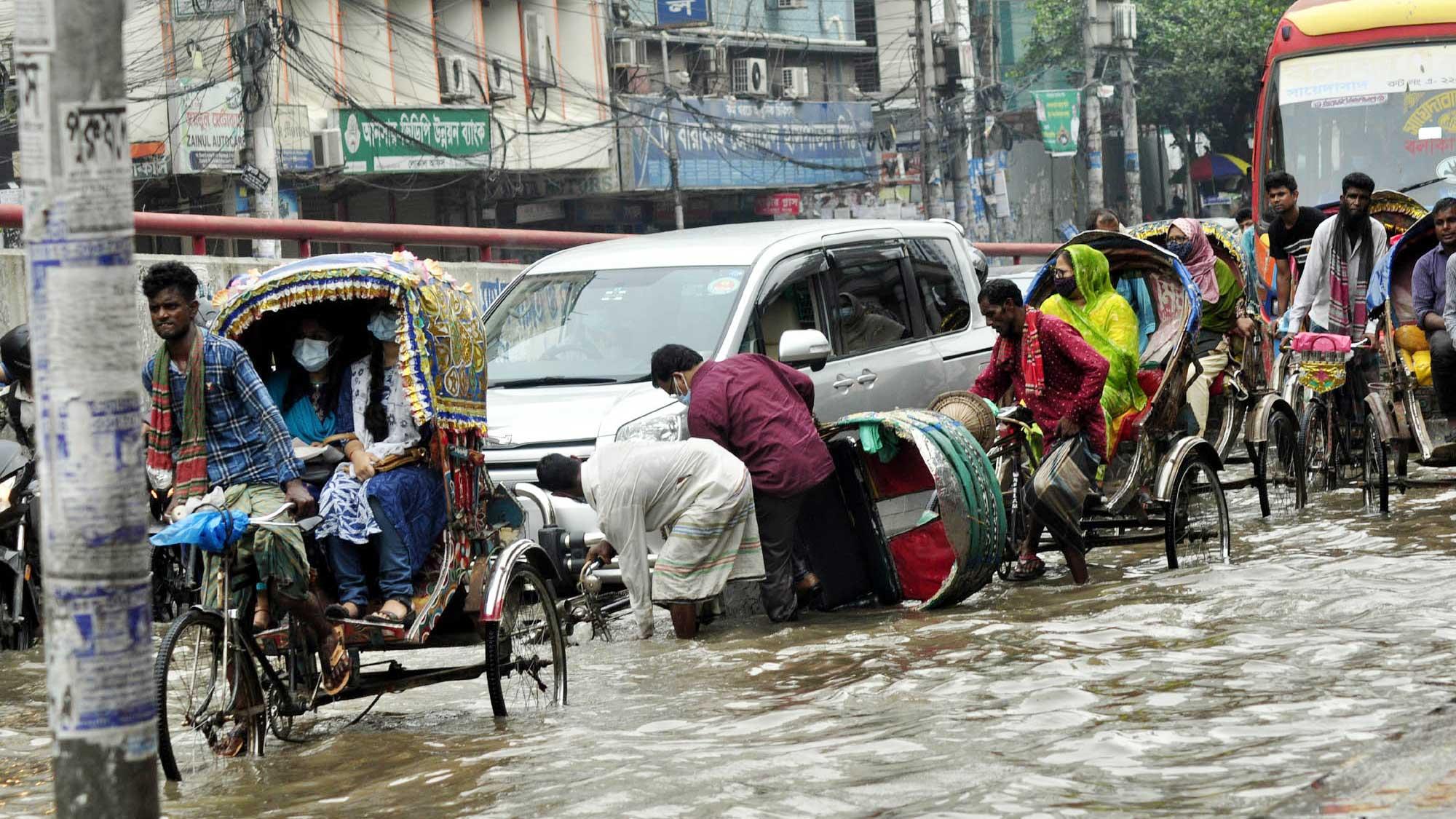 আষাঢ়ের বৃষ্টিতে নাকাল ঢাকাবাসী