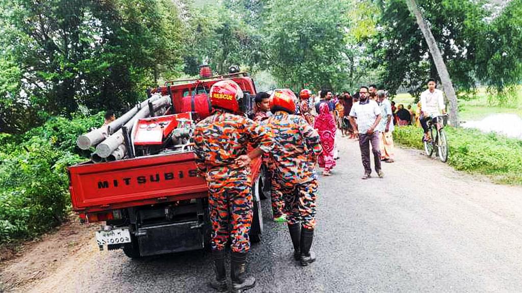 পত্নীতলায় ভটভটি উল্টে যুবক নিহত, আহত ২