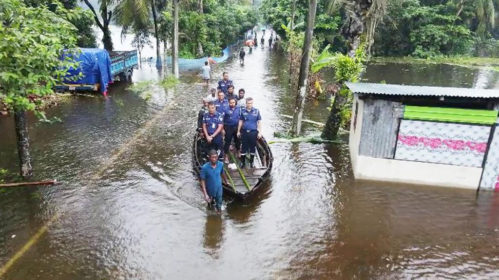 লক্ষ্মীপুরে ধীরগতিতে নামছে পানি, খাবারের তীব্র সংকট