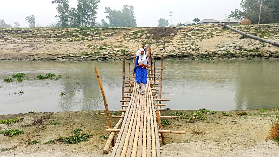 বর্ষায় নৌকা, শুকনো মৌসুমে বাঁশের সাঁকো