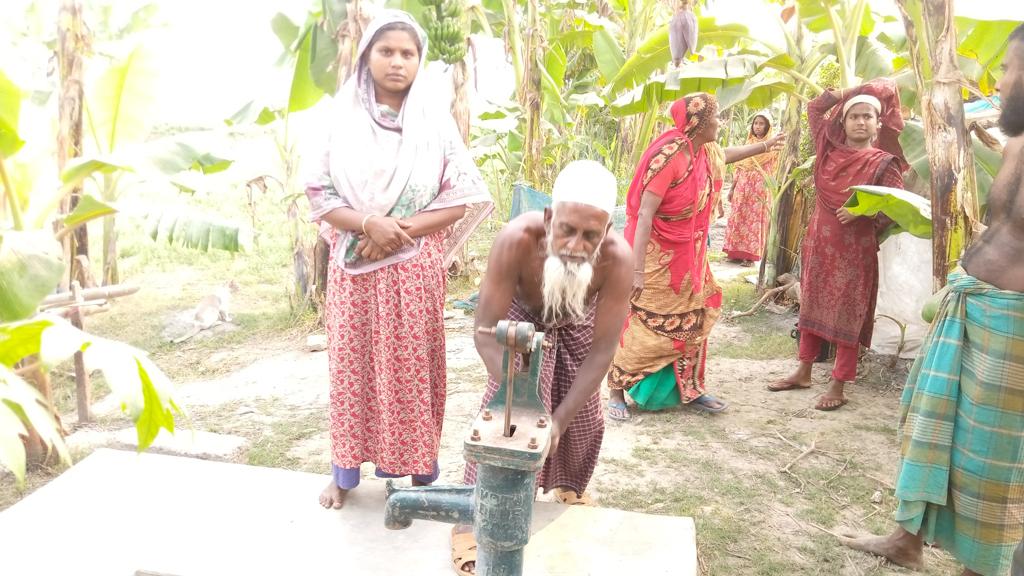 পানির সংকটে উপহারের ঘরের বাসিন্দারা