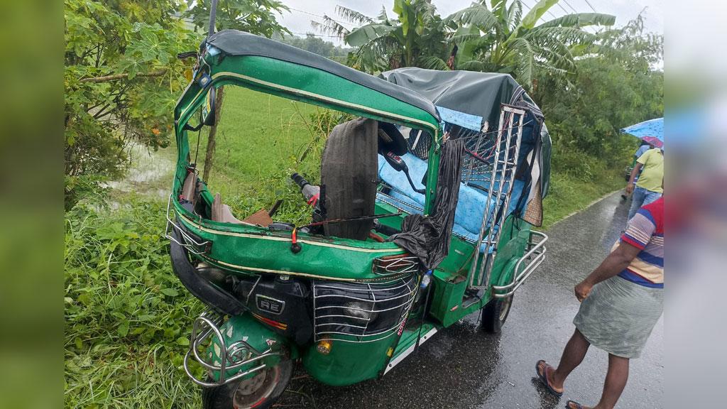 সিরাজদিখানে বাস-অটোরিকশার মুখোমুখি সংঘর্ষে নিহত ২