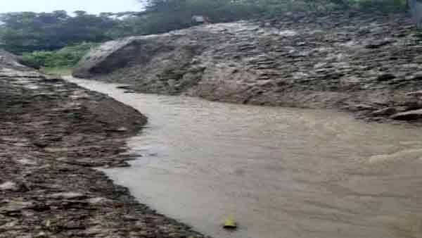 বৃষ্টির পানি নামছে না বলে বাঁধ কাটতে যান শরণখোলার বিক্ষুব্ধ জনতা