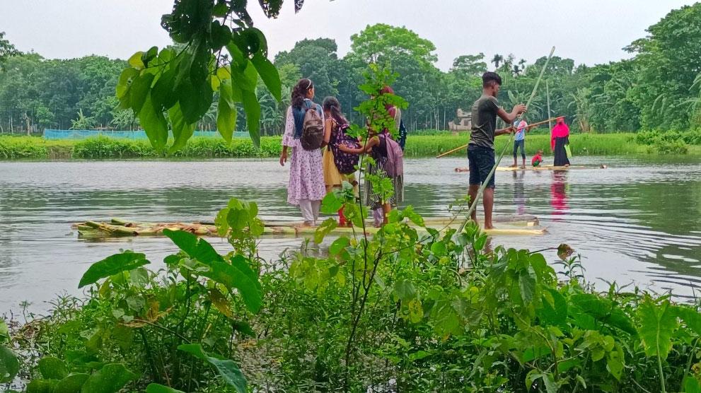 ভেঙে গেছে সেতু, ঝুঁকি নিয়ে কলাগাছের ভেলায় নদী পার হচ্ছে শিক্ষার্থীরা