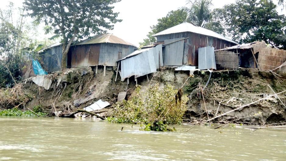 ভাঙনঝুঁকিতে বসতবাড়ি, স্কুল