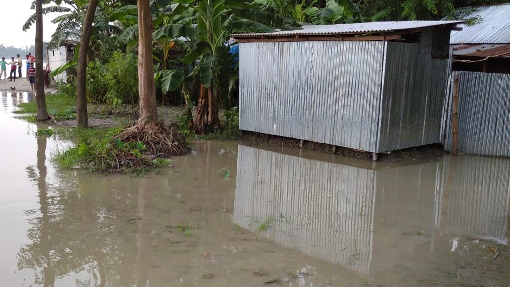 তিস্তা তীরবর্তী বাড়িঘরে ঢুকছে পানি, এলাকায় জ্বর ও ডায়রিয়ার প্রকোপ