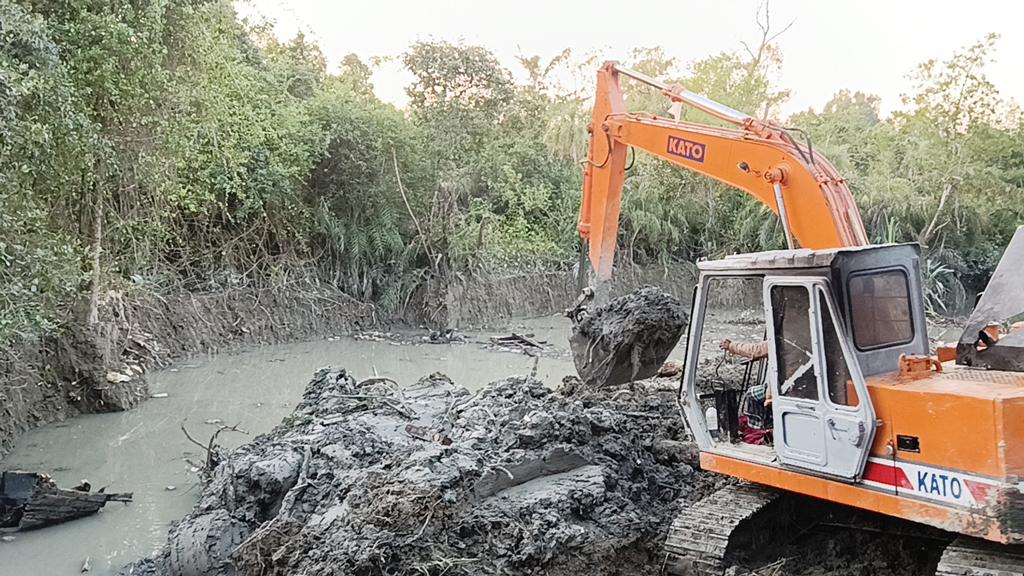 দরিদ্র মানুষের বদলে খননযন্ত্র দিয়ে কাজ