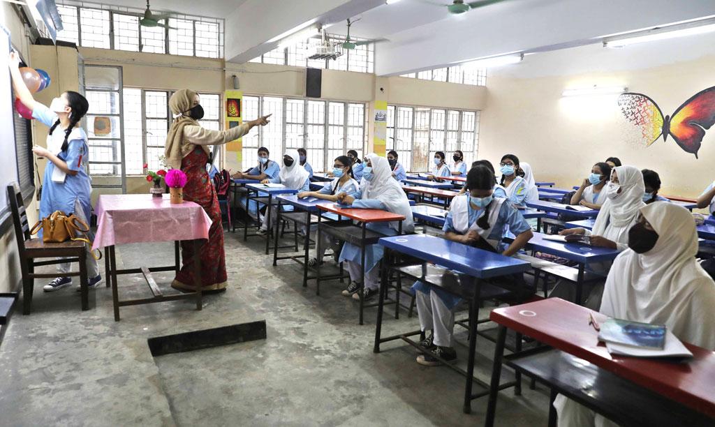 নতুন শিক্ষাক্রম: শিক্ষকদের না শিখিয়েই পাঠানো হচ্ছে পাঠদানে