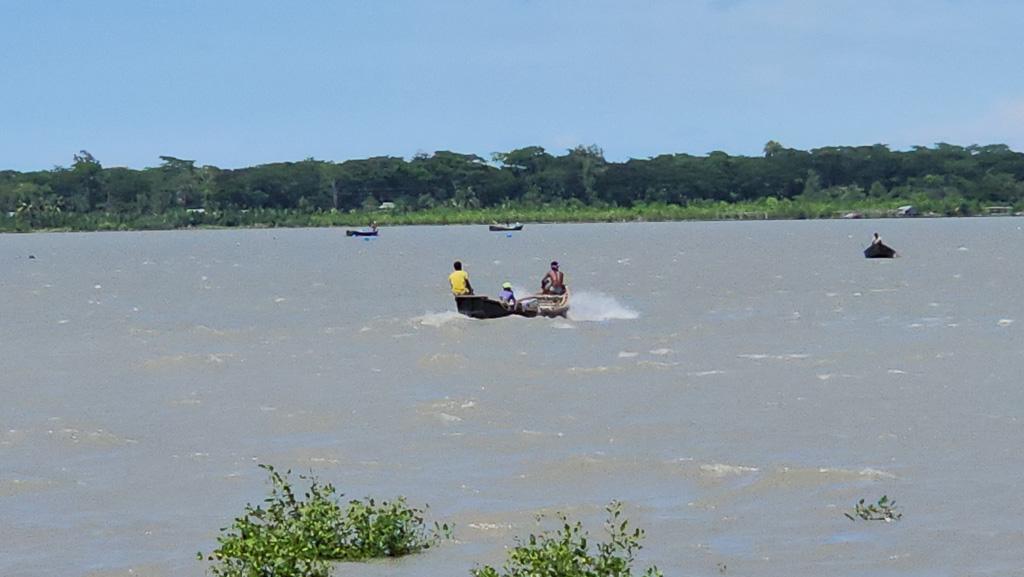 রিমাল আতঙ্কে বরগুনার উপকূলবাসী, শঙ্কা বাড়িয়েছে ঝুঁকিপূর্ণ বাঁধ