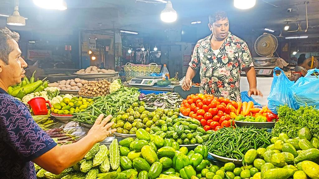 ১০ কিলোমিটার ব্যবধানে সবজির দাম বাড়ে ৩-৪ গুণ