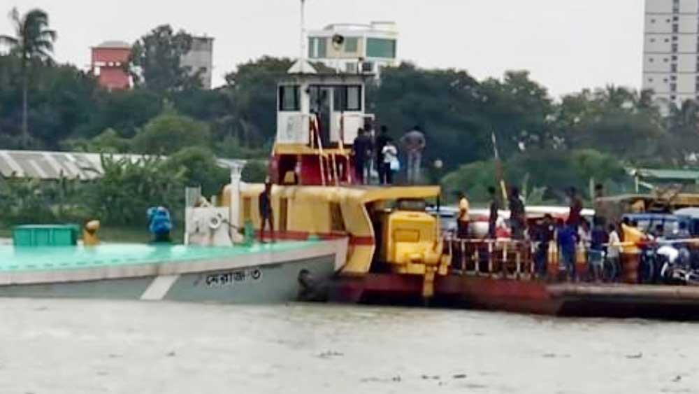 শীতলক্ষ্যায় ফেরিতে বালুবাহী বাল্কহেডের ধাক্কা