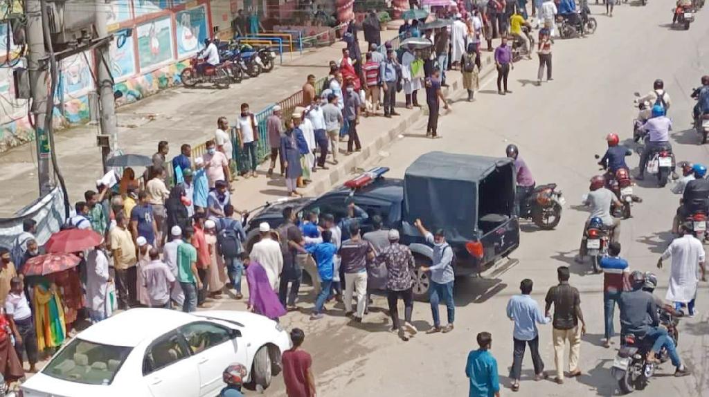 শ্যামলীতে বিক্ষোভ মিছিল থেকে পুলিশের গাড়ি ভাঙচুর