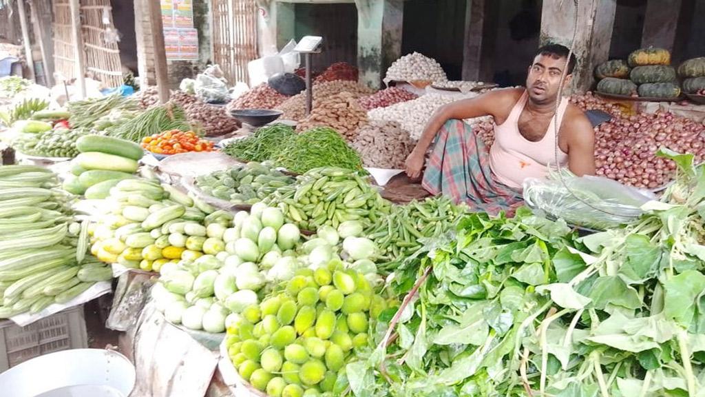 ফুলবাড়ীতে কাঁচা মরিচের দাম কমেছে কেজিতে ২৫ টাকা