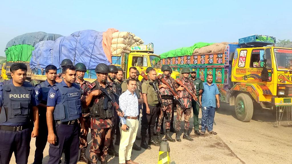 পুলিশ-বিজিবির পাহারায় সোনামসজিদ বন্দর ছেড়ে গেল ১৩৫ পণ্যবোঝাই ট্রাক 