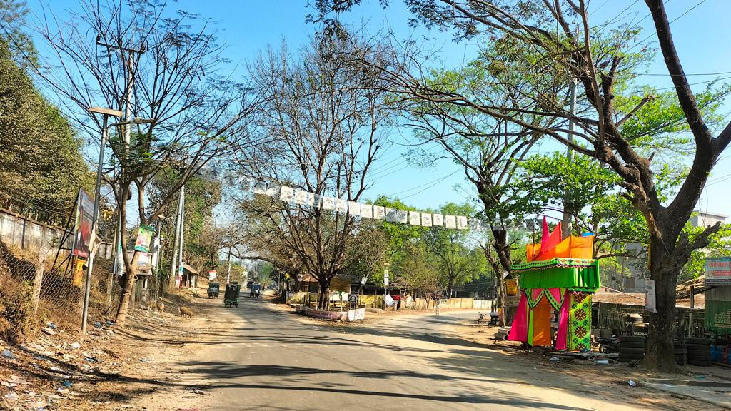 দীঘিনালায় ইউপিডিএফের আধা বেলা সড়ক অবরোধ চলছে