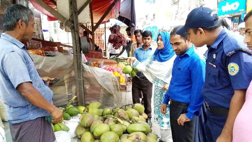 ঝালকাঠিতে বেশি দামে ডাব বিক্রি, ৩ ব্যবসায়ীকে জরিমানা