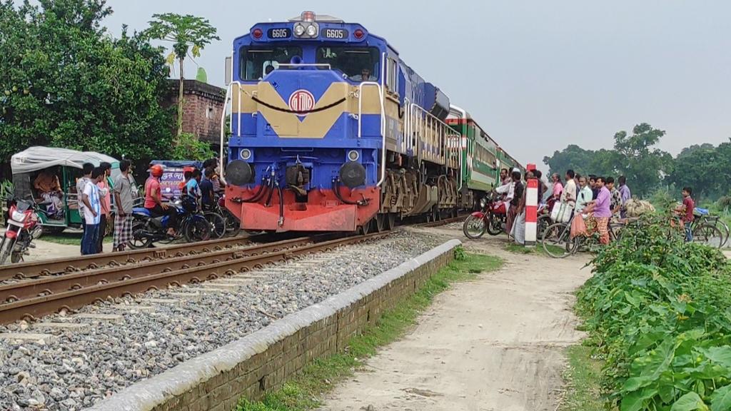 অরক্ষিত লেভেল ক্রসিং ঝুঁকি নিয়ে পারাপার