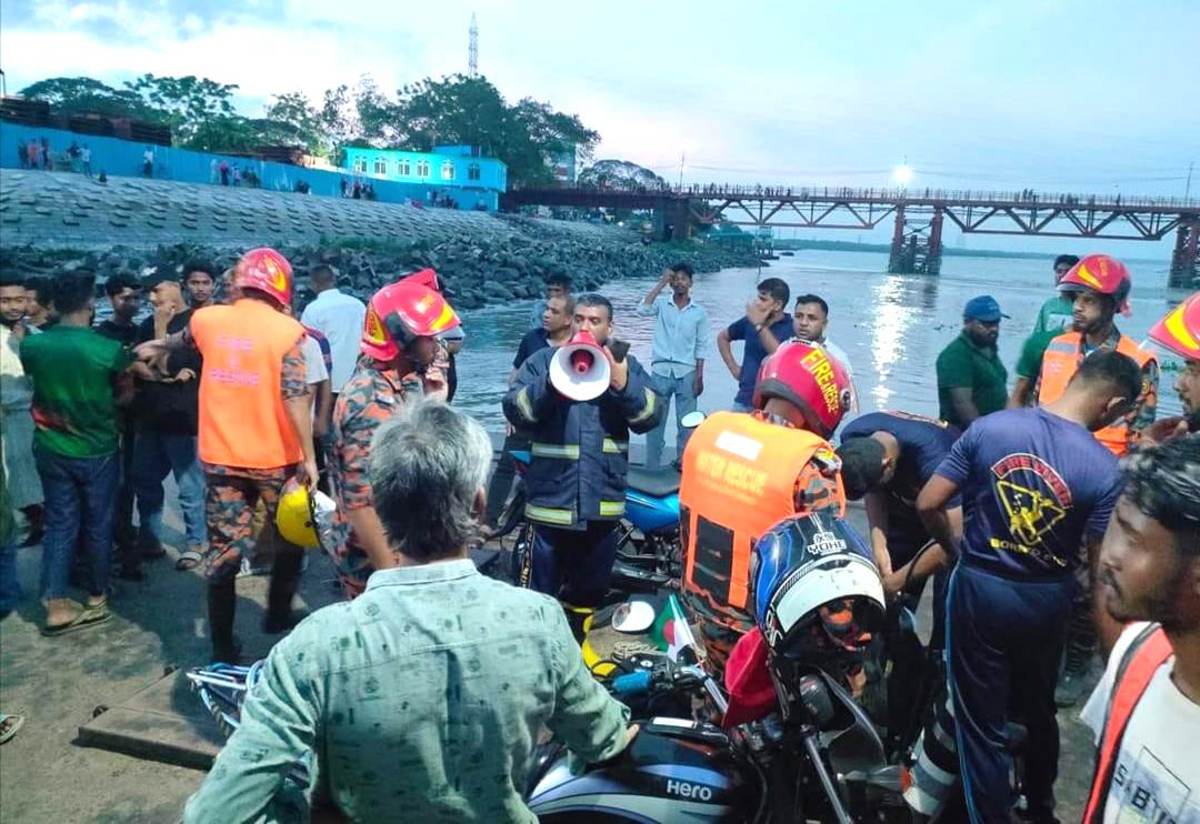 কর্ণফুলী নদীতে ২ জন নিখোঁজের খবরে ফায়ার সার্ভিসের তল্লাশি